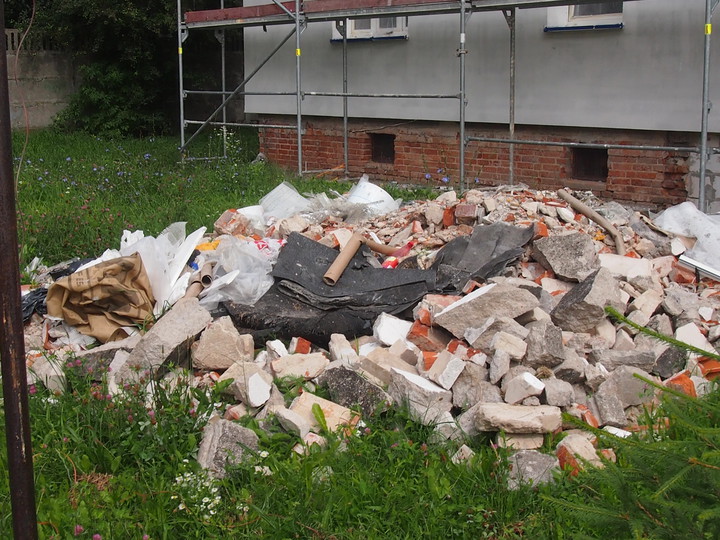 Nie polecamy tej firmy.. Tak wgląda od podwórka teren podczas termoizolacji budynku przu ul Sadowej 49-57 w Elblągu.Hałda gruzu leży pod oknami mieszkańców od kwietnia br.Wielokrotna interwencja u wykonawcy Pana Górskiego jak i  Zarządcy Wspólnoty nie odnosi żadnego skutku.Wstyd i hańba dla wykonawcy oraz zarządcy.