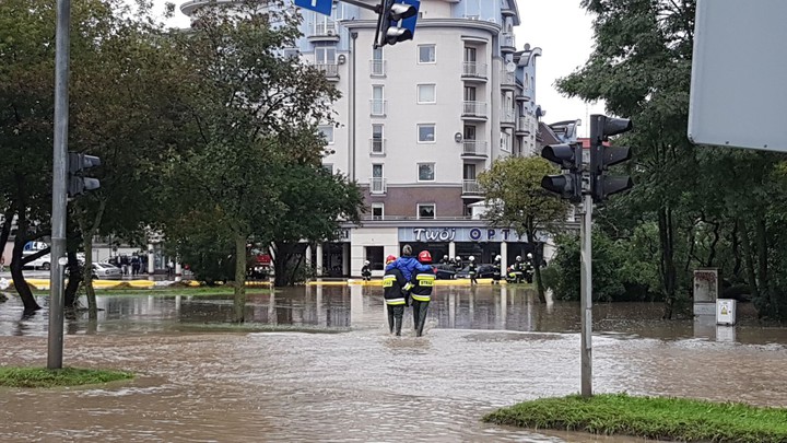 Pomoc strażaków nie do wycenienia. Zdjęcie zrobione w dniu 18.09.2017 roku na skrzyżowaniu Alei Grunwaldzkiej i Fabrycznej