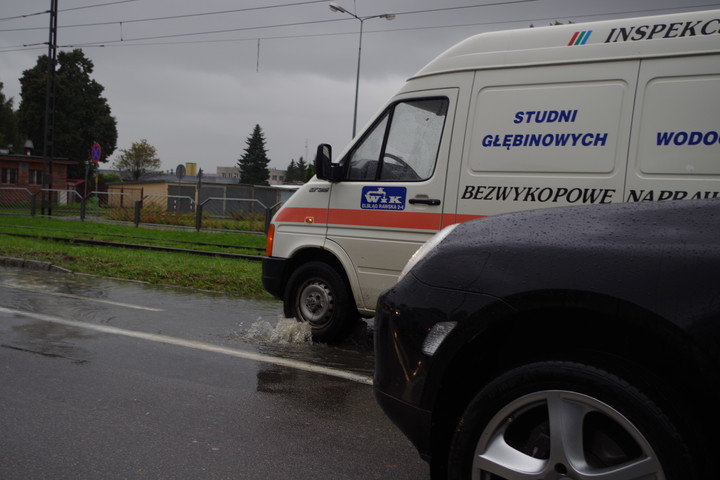 Sposób na wybijające studnie. WPWiK tak sobie radził z wybijającą wodą na ul. Grunwaldzkiej (przy ul.Grottgera) (Wrzesień 2017)