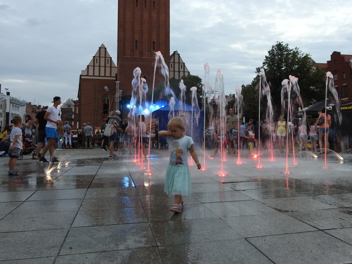 Pląsy pod katedrą. Lato w formie, fontanna i pląsy