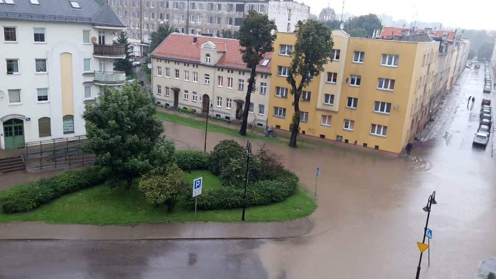 Zalana ul. Zw.Jaszczurczego. Padało prze cała noc. Kumiela wystąpiła z brzegów