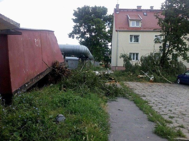 Po burzy na Sadowej. Dziś w godzinach nocnych przeszła nad Elblągiem wielka burza, która na ulicy Sadowej wyrządziła wielkie szkody. Zdjęcia opisują co się stało na tej właśnie ulicy