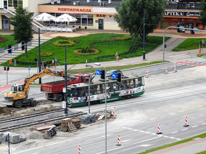 Tramwaj już jeździ. Na Placu Jagiellończyka ruszył już tramwaj. Samochody jeszcze czekają. (Sierpień 2017)