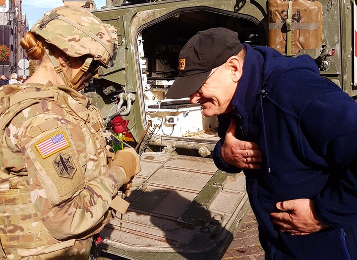 Przyjaźń polsko-amerykańska. Zdjęcie zostało zrobione podczas Dnia NATO na Starym Mieście.
Przedstawia Sybiraka,który wręcza symboliczną róże kobiecie służącej w amerykańskiej armii.