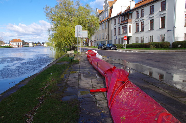 Nad rzeką. Rzeka Elbląg . Woda już opada.