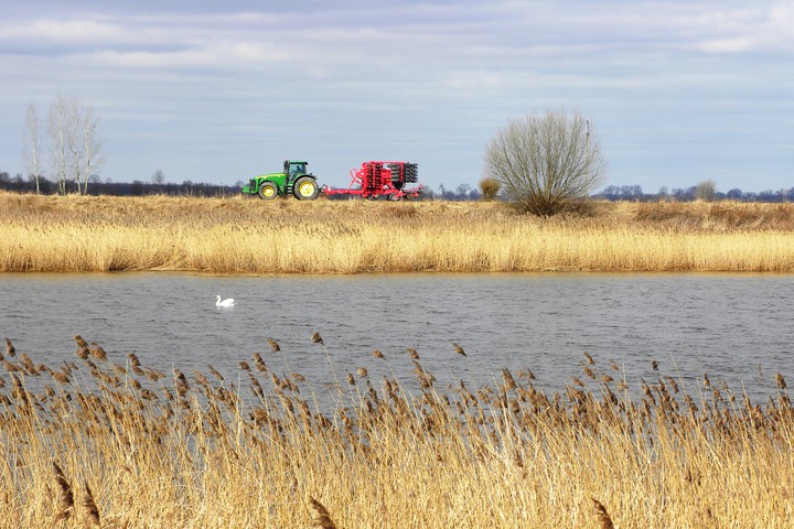 Idzie wiosna, ruszają prace w polu.