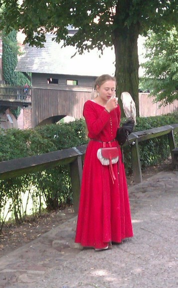 Naturalna dziewczyna z wystylizowanym ptakiem;). Malbork, teren zamku.