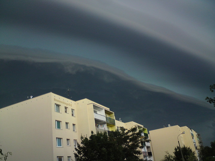 Burza nadciąga nad Jar. ul.Broniewskiego, nadciąga burza. (Sierpień 2012)