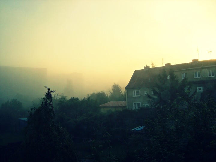 Miasto widmo.. Miasto spowite poranną mgłą.