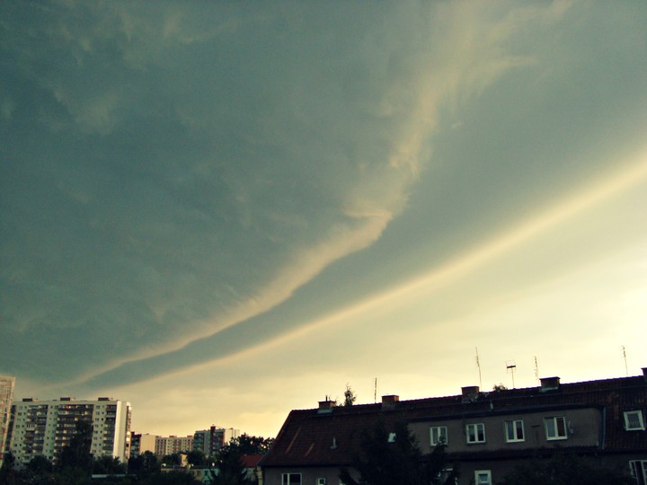 Czarne chmury nad Zawadą. Sierpień plecień, bo przeplata? Trochę jesieni, trochę lata.