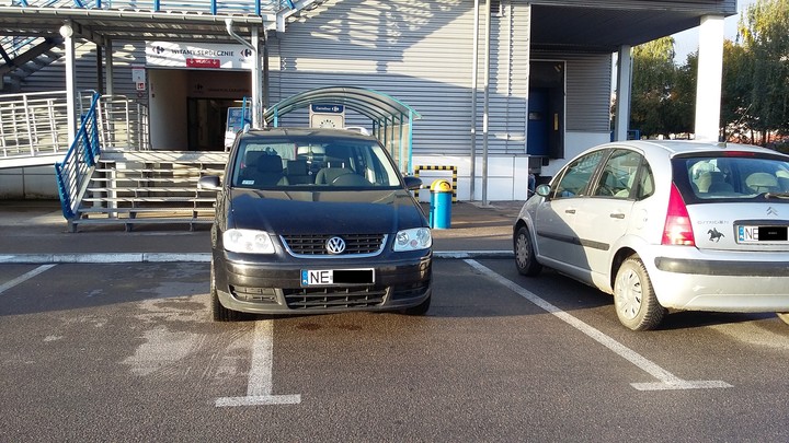 Plaga mistrzów. Z lewej strony nie stał samochód... PAN przyjechał i tak o... sobie zaparkował :/