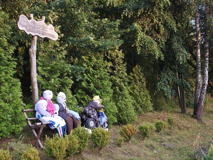 Narusa 'Osada pod Kapeluszem'. Narusianie witają turystów pędzących do Fromborka