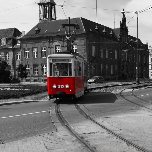 Zabytkowy Tramwaj Konstal 5N na Placu Słowiańskim. Cieszy się dużą popularnością wśród Elblążan.