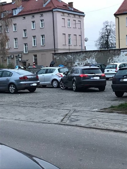 Mistrz Parkowania. Piękny przykład parkowania gdzie nikt nie może przejechać ani postawić samochodu, bo mistrzowi kierownicy spodobało się ustać na środku parkingu :)