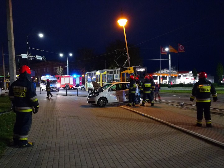 Wypadek tramwaju i osobówki. Tramwaj wjechał w osobówkę na Placu Grunwaldzkim.