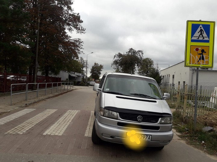 Bezpieczeństwo przede wszystkim. Parkowanie na pasach dla pieszych przed Sp 16 w Elblągu