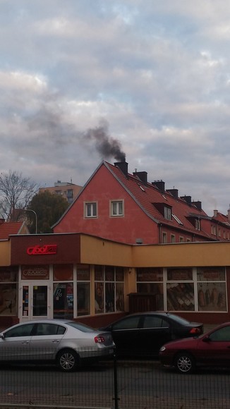 Truciciel z ul. Andrzeja Struga. Kolejna niedziela ok. godz. 7.00 z komina unosi się czarny, śmierdzący dym. (Listopad 2018)