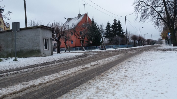 Arterie miasta..... Zima zaskoczyła, przyszła. Drogowcy zapomnieli o odśnieżanie. W tle posterunek Policji. (Styczeń 2019)