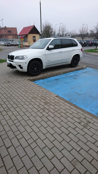 Święta krowa, notorycznie i bezczelnie. Staje tak i na dalszym parkingu na 3 miejscach, że ciężko wjechać, może go coś to nauczy. Tu nie jest ból bo BMW, jeżdżę niegorszym ale bezsilność, bezczelność tego kierowcy jest karygodna, na dalszym parkingu staje tak, że nie można wjechać na poszczególne fragmenty parkingu.