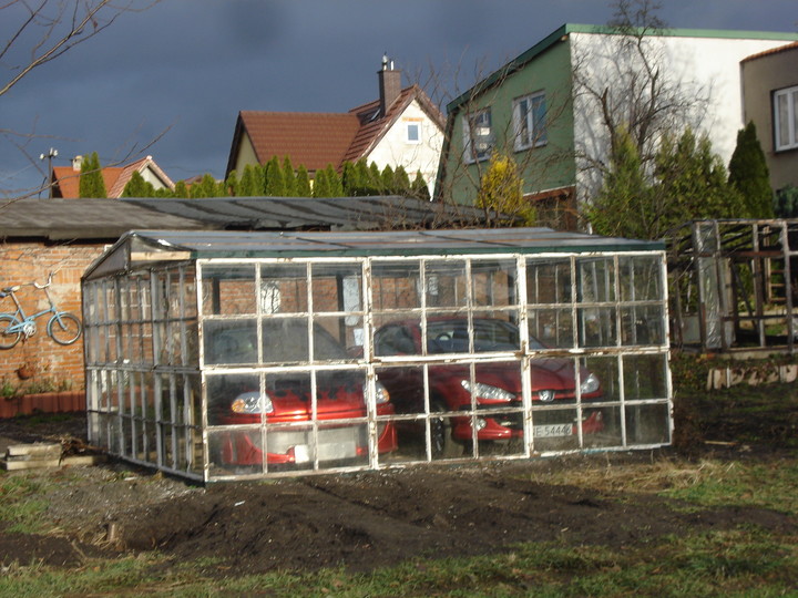 Marsjański garaż. Samochody garażowane w szklarni na rogu al. Niepodległości i ul. Suwalskiej. Byle do wiosny. (Grudzień 2018)