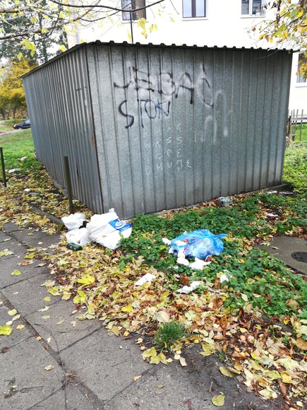 Taki "piękny" widok jest przy ul.Fałata 91. Mimo zgłoszenia przez nas mieszkancow przy ul.Płk.Dabka do zarzadu nieruchomosci przy ul.Krzyzanowskiego nic sie nie zmieniło.Tak wyglada od lat, wiosna trawa przykryje, jesienia liscie a zima snieg...