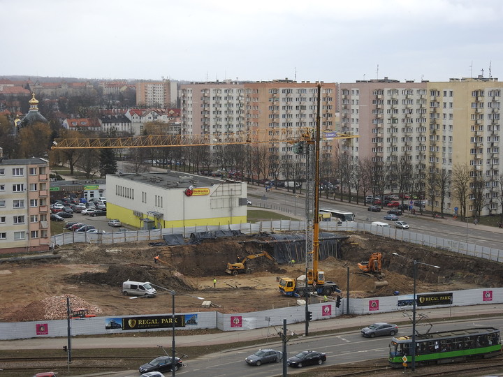 Póki co - dziura w ziemi.. Tu stanie Regal Park.