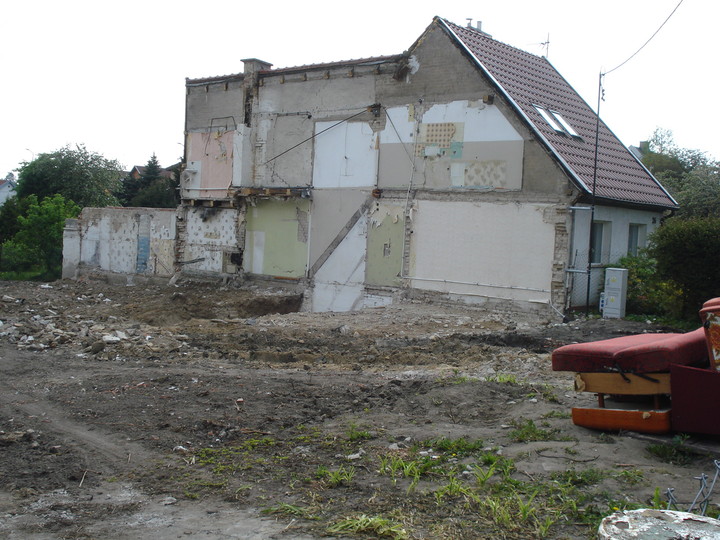 Zbudujemy nowy dom, jeszcze jeden nowy dom Elblągu. A gdzie był Twój pokój.?. Wystarczyły trzy dni i domu już nie było, gdzieś na Pomorskiej.