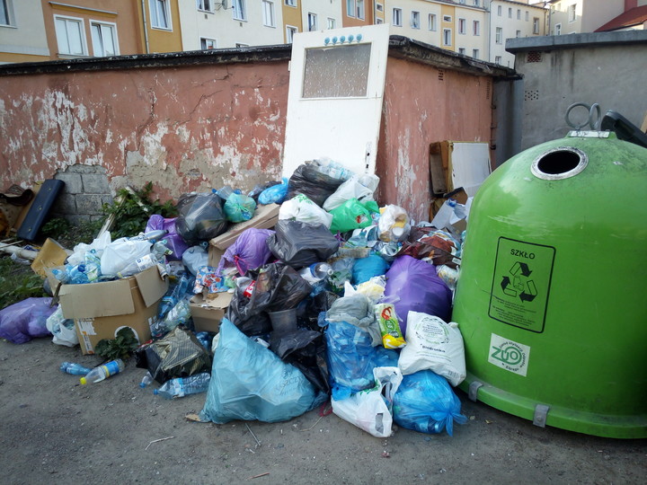 Brakuje tylko szczurów. Gdzie osoba odpowiedzialna za budowę kamienicy , jak można zagrodzić dojazd