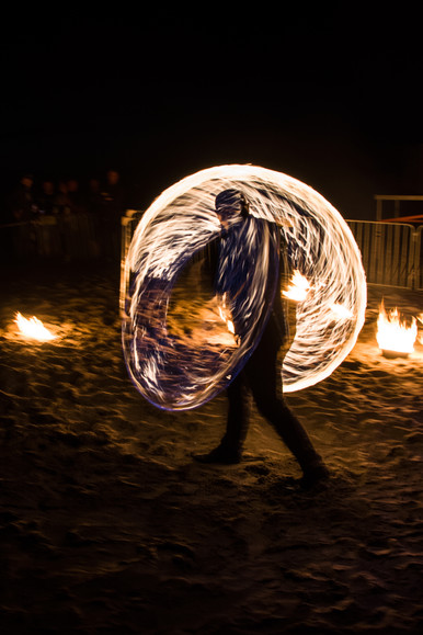 ogień. Pokaz tancerzy ognia podczas zlotu motocykli w Tolkmicku (Czerwiec 2019)
