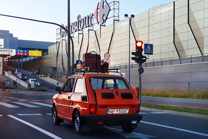 Jedziemy na wakacje. Walizki już spakowane na dachu jakże pięknego Małego Fiata. (Lipiec 2019)