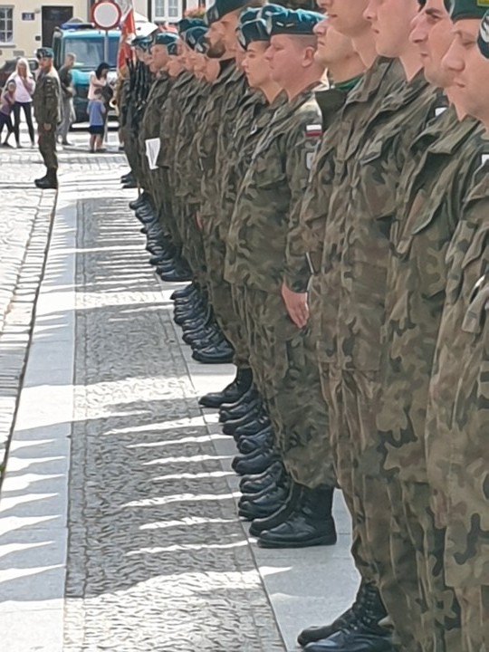 W szeregu zbiórka. Trudno stanąć w równym szeregu jak prosta linia na chodniku rozprasza uwagę.