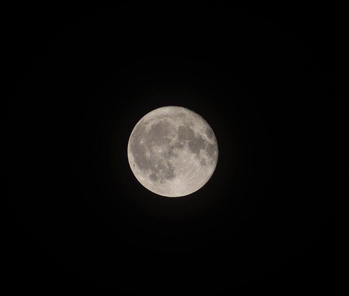 Srebrzysta Pełnia Księżyca. Zdjęcie wykonane z okna z jednych z elbląskich osiedli wczorajszej nocy podczas pełni księżyca. (Październik 2019)