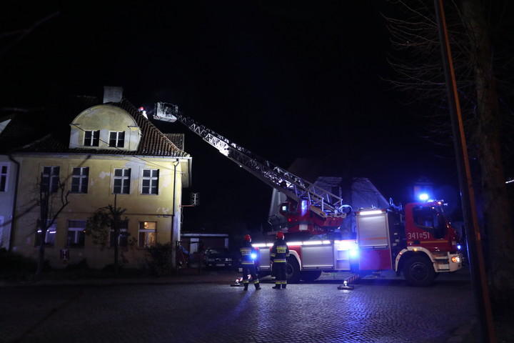 Czy się pali?. Pożar komina na ulicy Orężnej, 30.12.2019. Powód - prawdopodobnie palenie w piecu nieodpowiednimi środkami, np. odpadami, plastykiem. Dym regularnie zatruwa okolice. Zdjęcie wykonane przez 12-latka :)