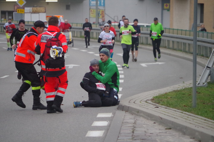 Pierwsza pomoc. Koleżeńska pomoc biegaczowi podczs biegu niepodległosci w Elblągu (Listopad 2019)