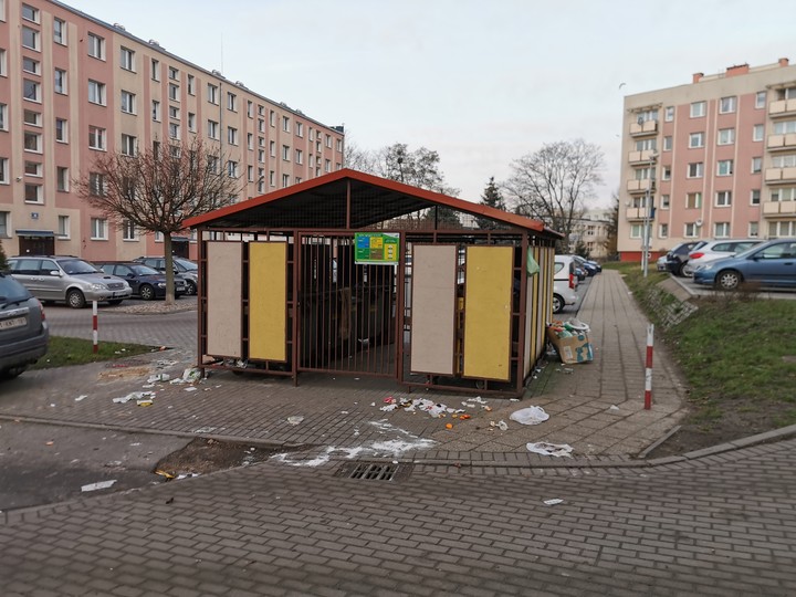 Segregacja Śmieci. To, że w blokach nie ma miejsca na segregacje śmieci, nie usprawiedliwia takiego zachowania. Jest to nagminne przy ulicy Kosynierów Gdyńskich.