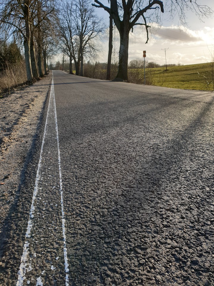 Farba samozmywalna. Innowacyjne podejście drogowców, które pozwala kierowcom na łatwiejsze zapoznanie się z grząskim poboczem przy niedawno odnowionej drodze Elbląg - Łęcze (Luty 2020)