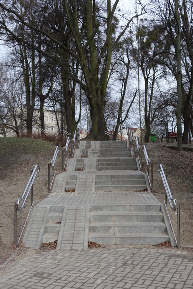 Prezent. Miasto oddało do użytku ścieżki zdrowia dla niepełnosprawnych ruchowo i matek z wózkami. Gratulacje. (Marzec 2020)