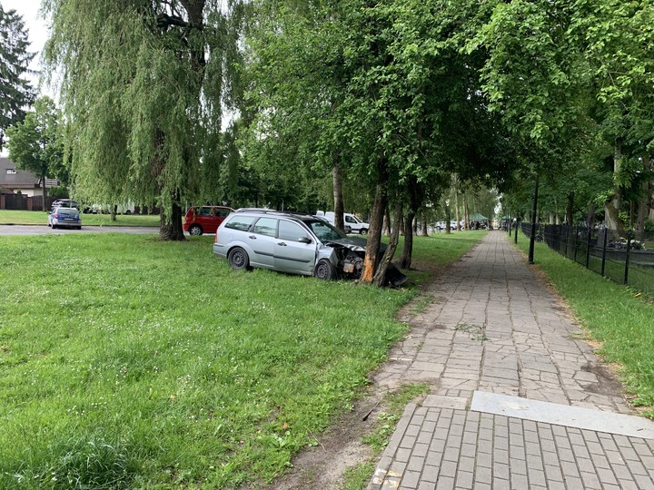 Pocałunek z drzewem. Auto pocałunek z drzewem  parking na Agrykola cmentarz