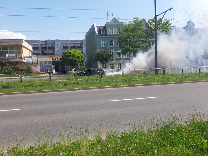 Zadymione auto. 18.06.2020 to w ten dzień przy ulicy Płk.Dąbka jadące lewym pasem auto nagle zaczeło ziać dymem.
Pod samochodek zrobiła się wielka plama.
Po chwili wszystko było w porządku.