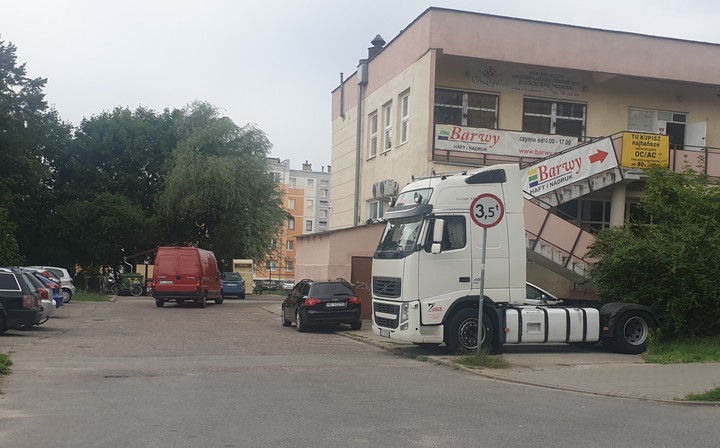 3.5T na znaku. Troszke za dużo. Waga ciagników od 7T w góre