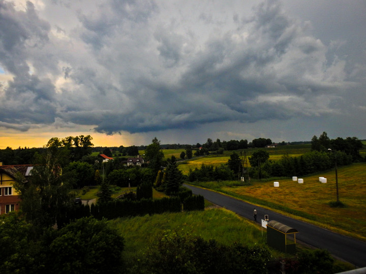 Czerwcowe burze. Piękno straszliwego żywiołu, które uchwyciłam w czerwcowy wieczór z Kraskowie (gm. Młynary). (Czerwiec 2020)