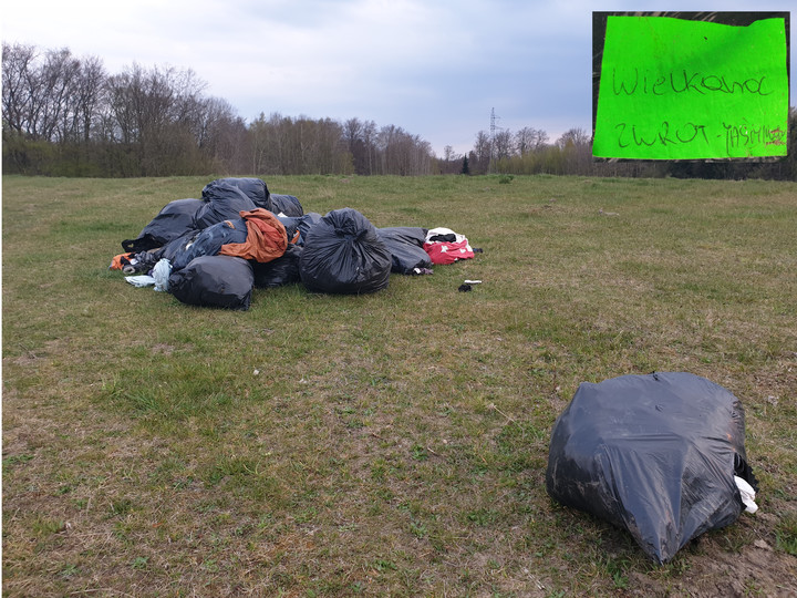 Śmieci z Jaśminowej. Na naklejce na jednym z worków napis "Wielkanoc, zwrot Jaśminowa". Łąka przy polnej drodze, boczna w lewo od Fromborskiej jakieś 100 m za zieloną tablicą Elbląg. W workach używana odzież.