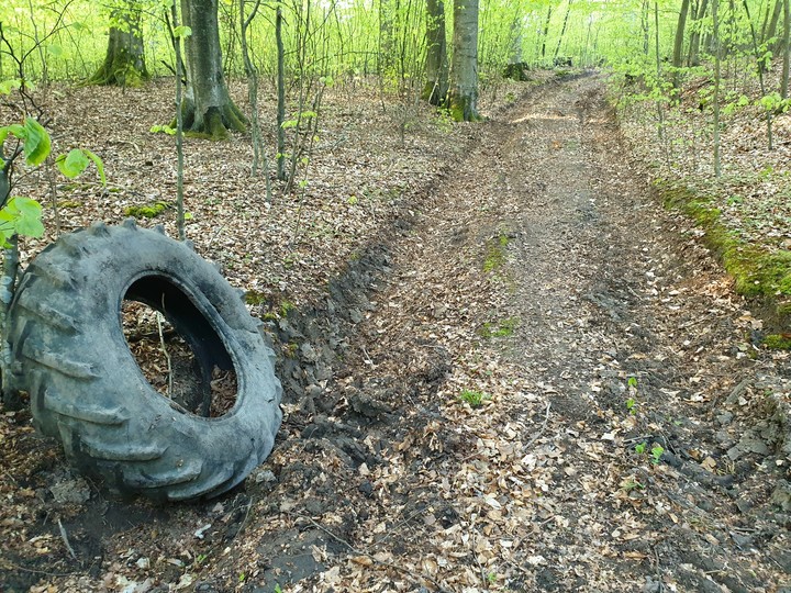 Opona leśników . Sorry, ale tej rozerwanej opony nie zostawili motocykliści!