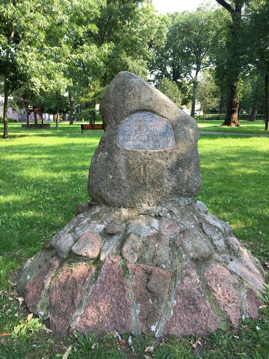 Park im.Wojska Polskiego. Obelisk upamiętniający fundatora obiektu , którym był Garnizon Elbląski Wojska Polskiego w 1960roku.Napisu na tablicy nie sposób odczytać bez poświęcenia dłuższej chwili na domysły.Może należałoby odnowić tą tablicę!?!