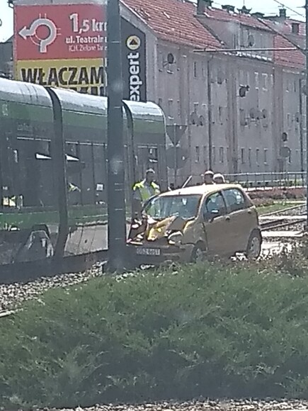 Pocałunek z tramwajem. Wypadek na rondzie unijnym (Sierpień 2020)