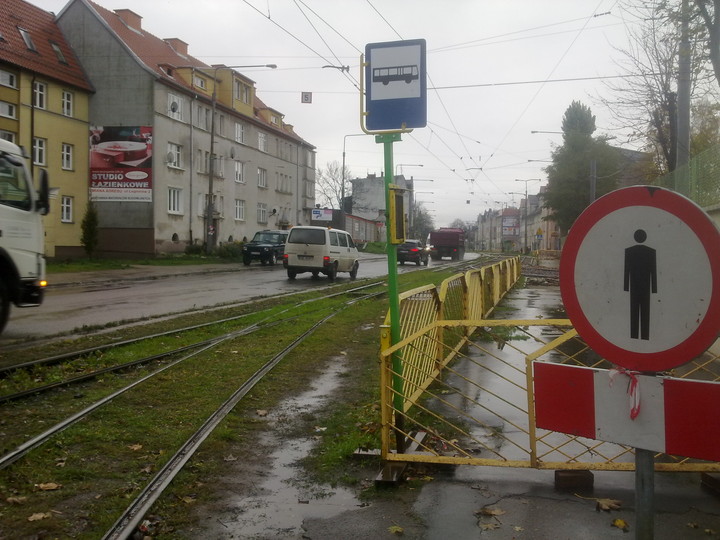 Już wiem, skąd podwyżka cen biletów ZKM.... Przystanek autobusu T3 przy ul. Browarnej. 
Aby w deszczowy dzień wejść do autobusu, trzeba przeskoczyć kałużę i zabłocone tory.... Przystanek znajduje się tuż za znakiem zakazującym wstępu pieszym.