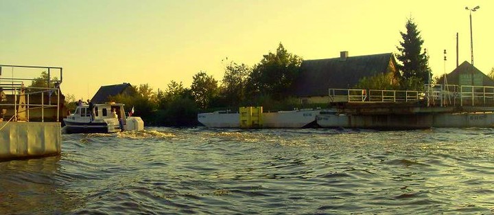 Otwarty most pontonowy w Nowakowie. Most pontonowy w Nowakowie stanowi ważną budowlę hydrotechniczną na szlaku z Elbląga na Zalew Wiślany. Bez otwarcia mostu nie pokonają tego odcinka nawet wodne "pojazdy", z wyjątkiem kajaków.