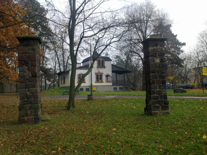 Co się stało z bramą-kto wie?. Park Modrzewie.