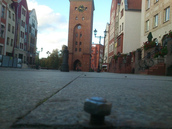 Niespodzianki na Starym Rynku. Pozostałe po Dniach Chleba śruby sterczące z chodnika stanowią zagrożenie dla spacerujących po Starym Rynku. (Październik 2012)