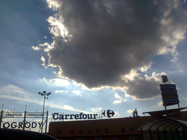 Ciemne chmury nad (rozbudową) C.H. Ogrody. Czy powstanie galeria ???